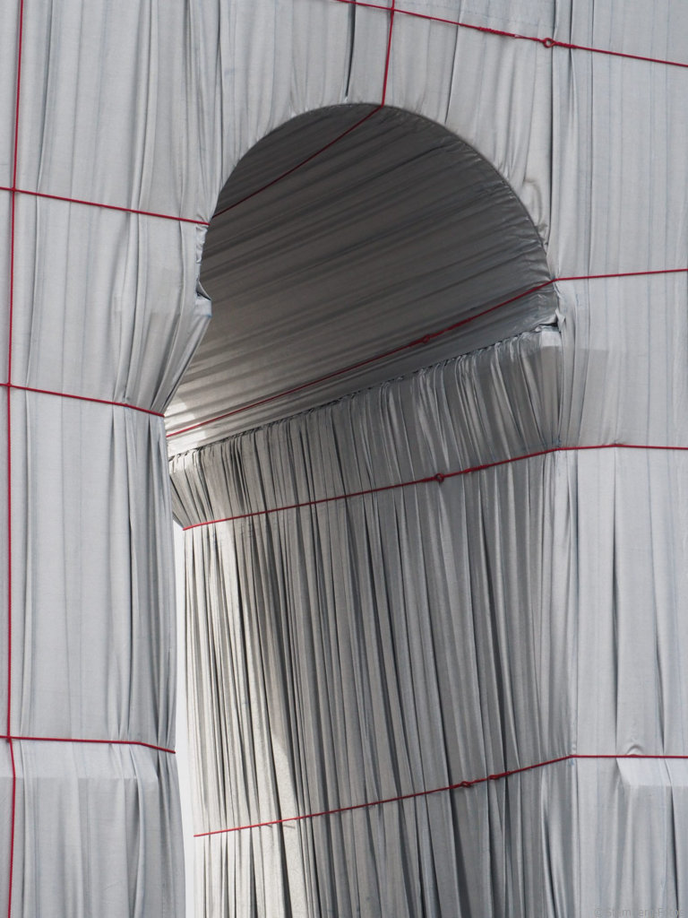 2109094, Paris / L'Arc de Triomphe Wrapped, Christo + Jeanne-Claude (realisiert von Wladimir Jawaschew), 1961-2021 / Arc de Triomphe de l’Étoile, 1836
