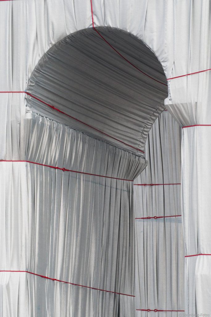 2109107, Paris / L'Arc de Triomphe Wrapped, Christo + Jeanne-Claude (realisiert von Wladimir Jawaschew), 1961-2021 / Arc de Triomphe de l’Étoile, 1836